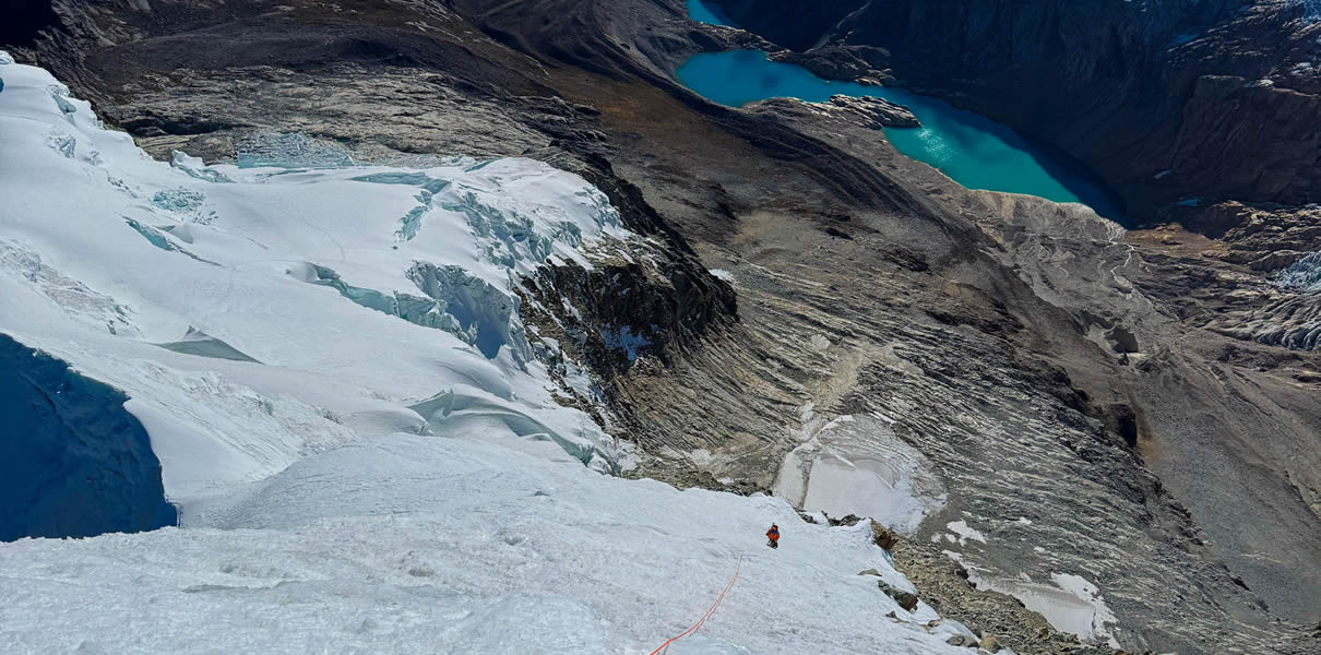 Climbing Nevado artesonraju santa cruz