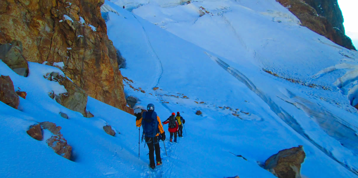 Climbing Nevado climbing-maparaju
